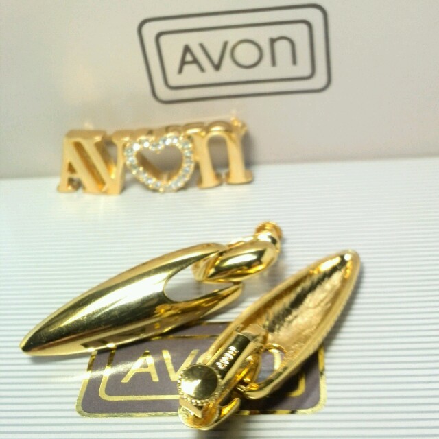 AVON(エイボン)のAVON 刻印揺れるロングイヤリング レディースのアクセサリー(イヤリング)の商品写真