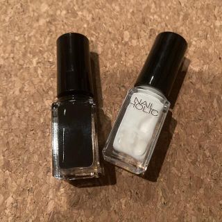 コーセー(KOSE)のNAIL HOLIC アート 2本セット WHITE BLACK(ネイル用品)