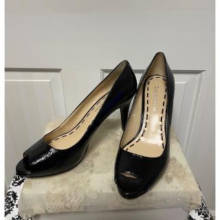 エンゾーアンジョリーニ(Enzo Angiolini)の美品　ENZO ANGIOLINI オープントゥパンプス　エナメル(ハイヒール/パンプス)