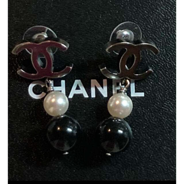 CHANEL(シャネル)のシャネル❤️バイカラー ロング ピアス レディースのアクセサリー(ピアス)の商品写真