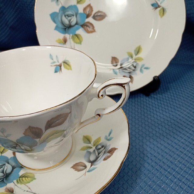 ROYAL ALBERT(ロイヤルアルバート)の英国製PARAGONパラゴン BLUE MIST ROSE ティートリオ インテリア/住まい/日用品のキッチン/食器(食器)の商品写真