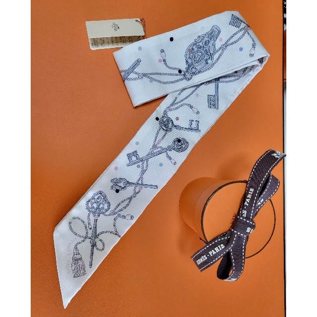 Hermes(エルメス)の新品 ★ HERMES エルメス 2022 ツイリー 鍵 レディースのファッション小物(バンダナ/スカーフ)の商品写真