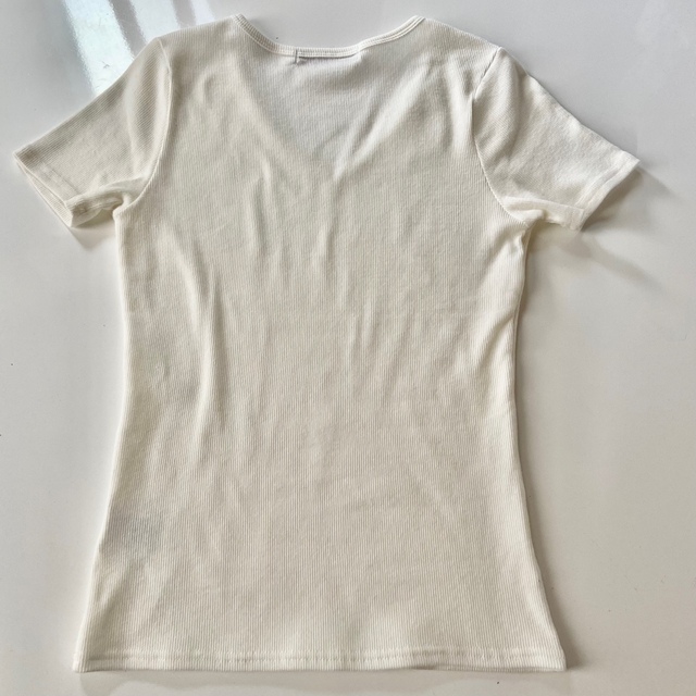 GRL(グレイル)の未使用☆GRL ＶネックTシャツ  カットソー　オフホワイト　M レディースのトップス(Tシャツ(半袖/袖なし))の商品写真