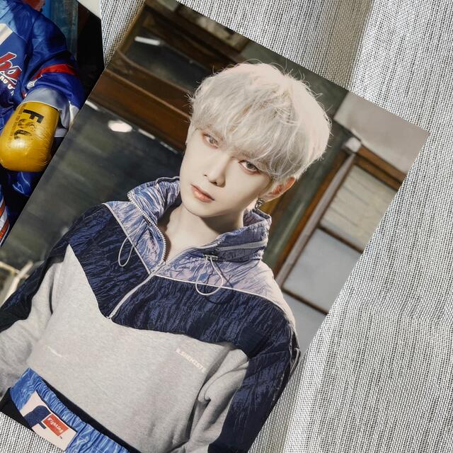 【送料込み】ATEEZ ブロマイド　ヨサン　2枚セット エンタメ/ホビーのCD(K-POP/アジア)の商品写真