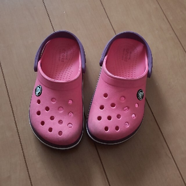 crocs(クロックス)のクロックス  女の子 キッズ/ベビー/マタニティのキッズ靴/シューズ(15cm~)(サンダル)の商品写真