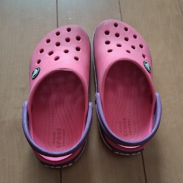 crocs(クロックス)のクロックス  女の子 キッズ/ベビー/マタニティのキッズ靴/シューズ(15cm~)(サンダル)の商品写真