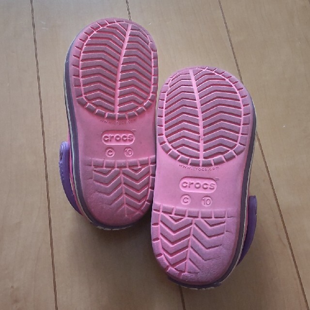 crocs(クロックス)のクロックス  女の子 キッズ/ベビー/マタニティのキッズ靴/シューズ(15cm~)(サンダル)の商品写真