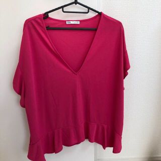 ザラ(ZARA)の【美品】ZARA ショッキングピンクトップス(カットソー(半袖/袖なし))