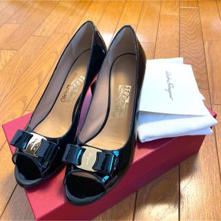 サルヴァトーレフェラガモ(Salvatore Ferragamo)の極美品&正規品　サルヴァトーレフェラガモ　エナメルパンプス　ブラック(ハイヒール/パンプス)