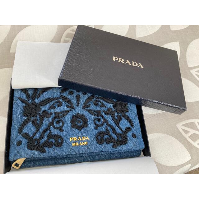 PRADA(プラダ)のPRADA デニム　刺繍　財布　クラッチバック レディースのファッション小物(財布)の商品写真