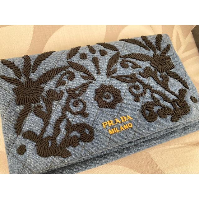 PRADA(プラダ)のPRADA デニム　刺繍　財布　クラッチバック レディースのファッション小物(財布)の商品写真