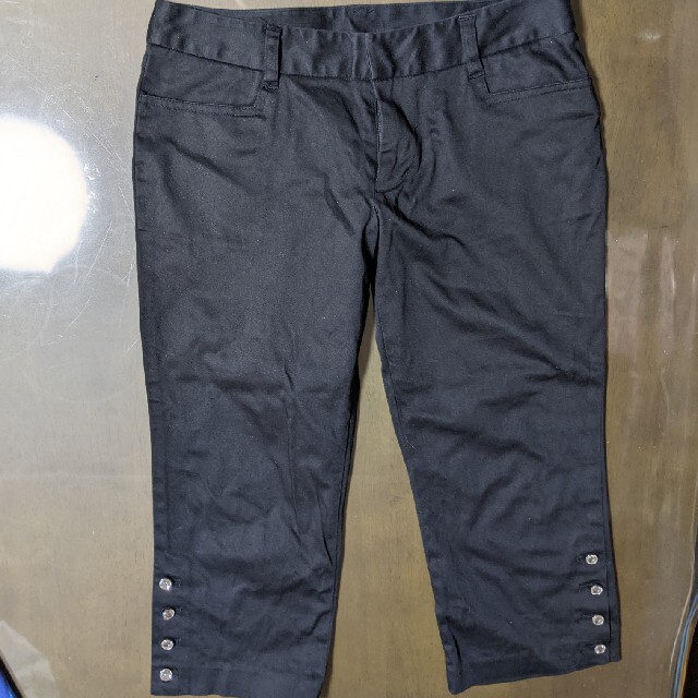 七分丈パンツ　黒　ズボン レディースのパンツ(クロップドパンツ)の商品写真