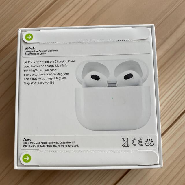 Apple(アップル)の未開封！アップル AirPods 第3世代 MME73J/A スマホ/家電/カメラのオーディオ機器(ヘッドフォン/イヤフォン)の商品写真