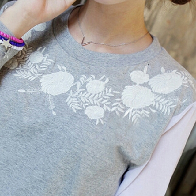 花柄刺繍♪シースルー袖カットソー レディースのトップス(カットソー(長袖/七分))の商品写真