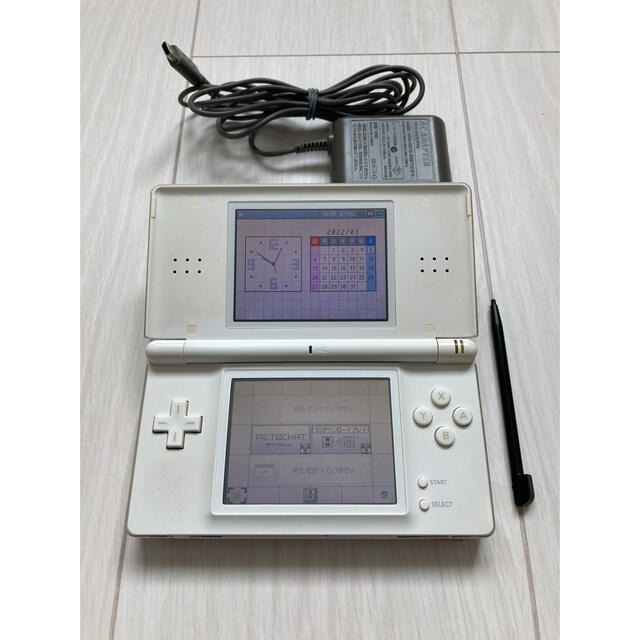 ニンテンドーDS(ニンテンドーDS)の【プレゼント付】【全て純正品】DS LITE クリスタルホワイト エンタメ/ホビーのゲームソフト/ゲーム機本体(携帯用ゲーム機本体)の商品写真