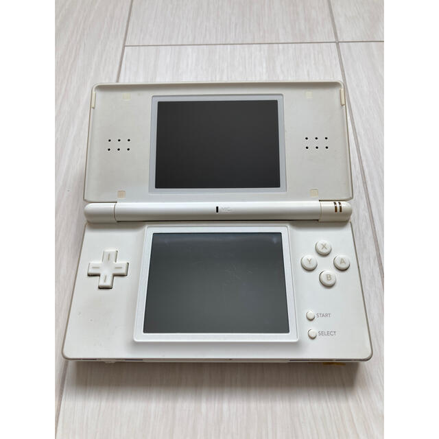 ニンテンドーDS(ニンテンドーDS)の【プレゼント付】【全て純正品】DS LITE クリスタルホワイト エンタメ/ホビーのゲームソフト/ゲーム機本体(携帯用ゲーム機本体)の商品写真