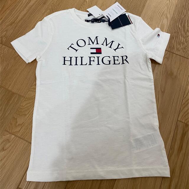 TOMMY HILFIGER(トミーヒルフィガー)の新品　お値下げ　トミーフィルフィガー  キッズ　Tシャツ　128㎝　白 キッズ/ベビー/マタニティのキッズ服男の子用(90cm~)(Tシャツ/カットソー)の商品写真