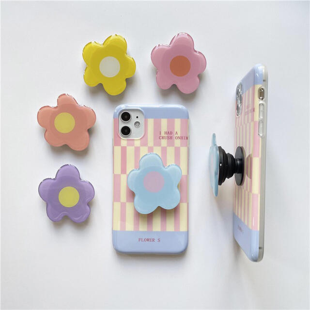 スマホスタンド スマホグリップ 黒 花 ブラック韓国 かわいい おしゃれ 安定性 スマホ/家電/カメラのスマホアクセサリー(その他)の商品写真