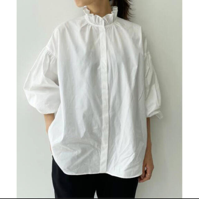 L'Appartement DEUXIEME CLASSE(アパルトモンドゥーズィエムクラス)のL'Appartement Stand Frill Blouse ホワイト レディースのトップス(シャツ/ブラウス(長袖/七分))の商品写真