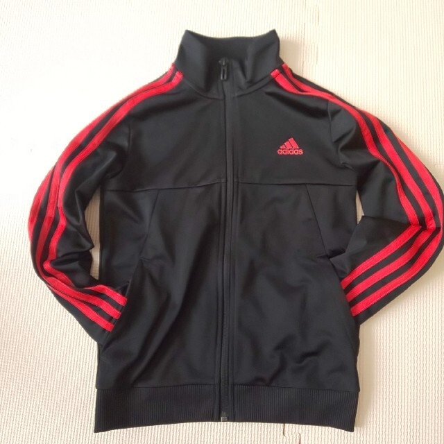 adidas(アディダス)のミチコ様専用 adidas ｼﾞｬｰｼﾞ上下 黒×赤 130㎝ キッズ/ベビー/マタニティのキッズ服男の子用(90cm~)(その他)の商品写真