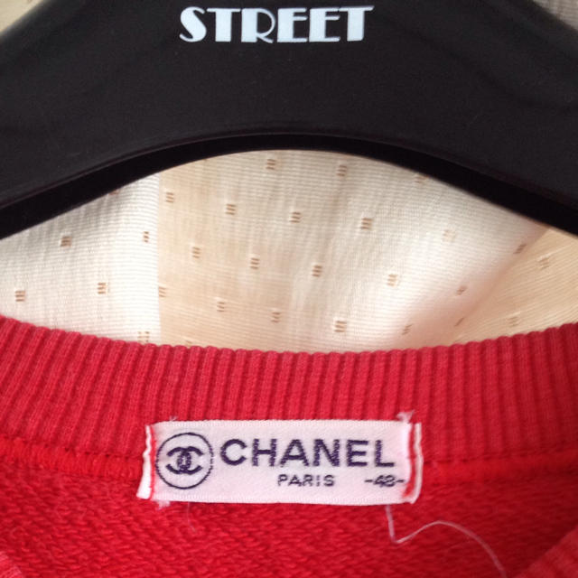 CHANEL(シャネル)のCHANEL レッドトレーナー レディースのトップス(トレーナー/スウェット)の商品写真