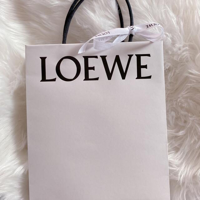 LOEWE(ロエベ)のLOEWE シール付きカタログ ショップ袋 紙袋 リボン付き レディースのバッグ(ショップ袋)の商品写真