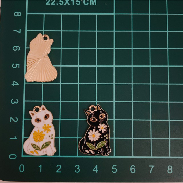 [1711] 猫　ねこ　花　チャ－ム　３個セット ハンドメイドの素材/材料(各種パーツ)の商品写真