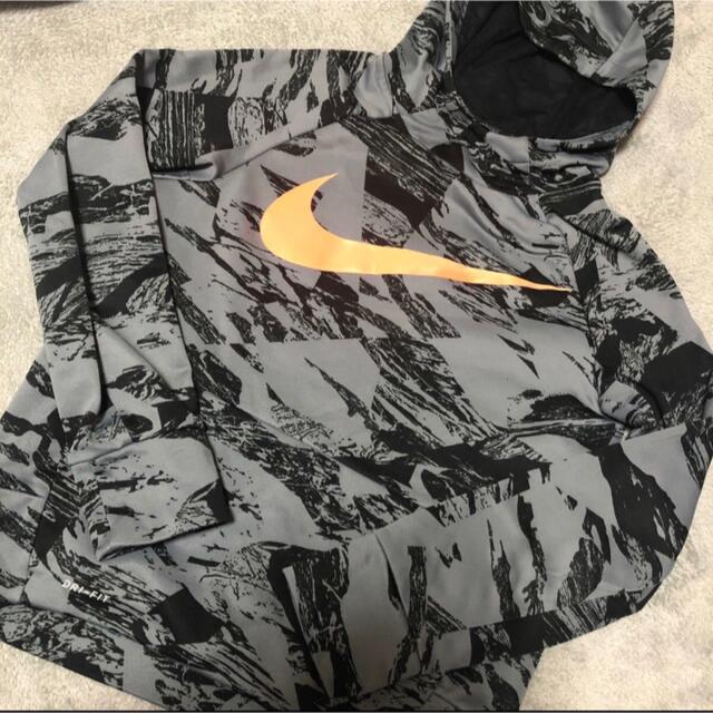 NIKE(ナイキ)のナイキ パーカー プルオーバー 裏フリース 140から150 キッズ/ベビー/マタニティのキッズ服男の子用(90cm~)(Tシャツ/カットソー)の商品写真