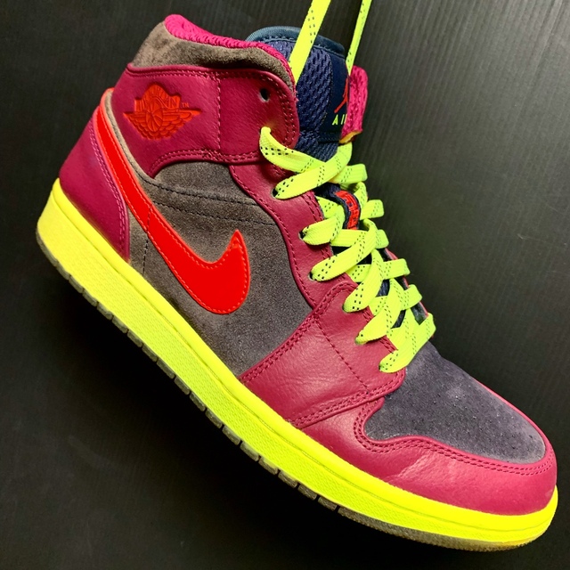 NIKE AIR JORDAN 1 MID YOTS