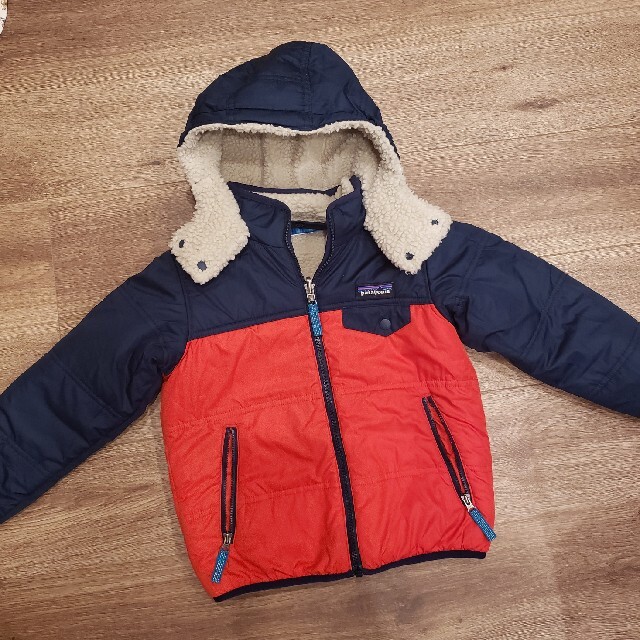 patagonia(パタゴニア)の専用　patagonia　リバーシブル　ボアジャケット　5T キッズ/ベビー/マタニティのキッズ服男の子用(90cm~)(ジャケット/上着)の商品写真