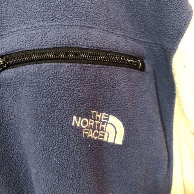 THE NORTH FACE(ザノースフェイス)のUS規格ノースフェイス刺繍ロゴフリースベスト紺色ネイビー白ホワイト古着 メンズのトップス(ベスト)の商品写真