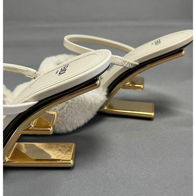 レディース FENDI - 新品未使用FENDIシープスキンサンダルの通販 by