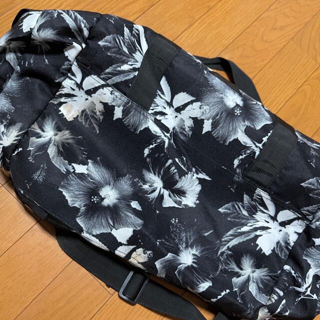 HUF(ハフ)のHUF Boston Bag Black Flower メンズのバッグ(ボストンバッグ)の商品写真