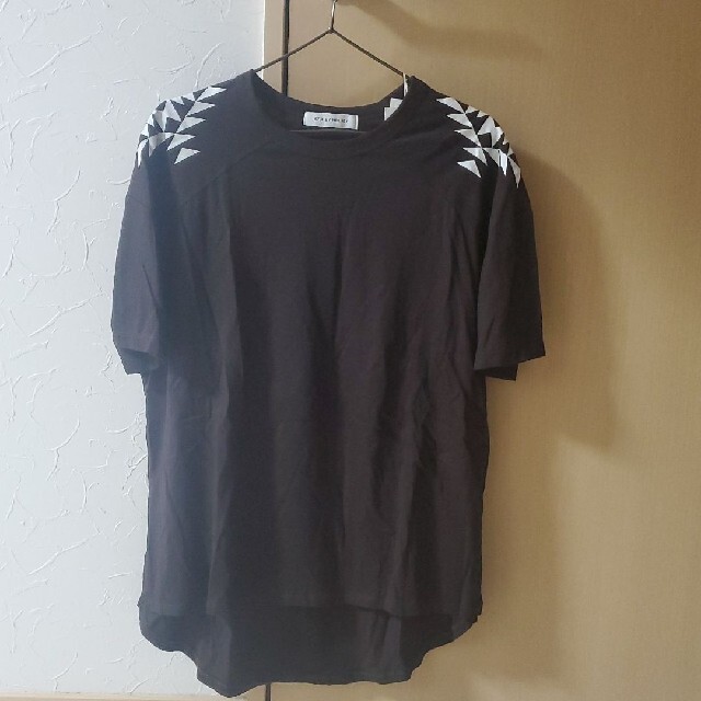 AZUL by moussy(アズールバイマウジー)のAZULバックプリントエスニック風 レディースのトップス(Tシャツ(半袖/袖なし))の商品写真