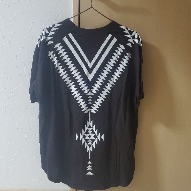 AZUL by moussy(アズールバイマウジー)のAZULバックプリントエスニック風 レディースのトップス(Tシャツ(半袖/袖なし))の商品写真