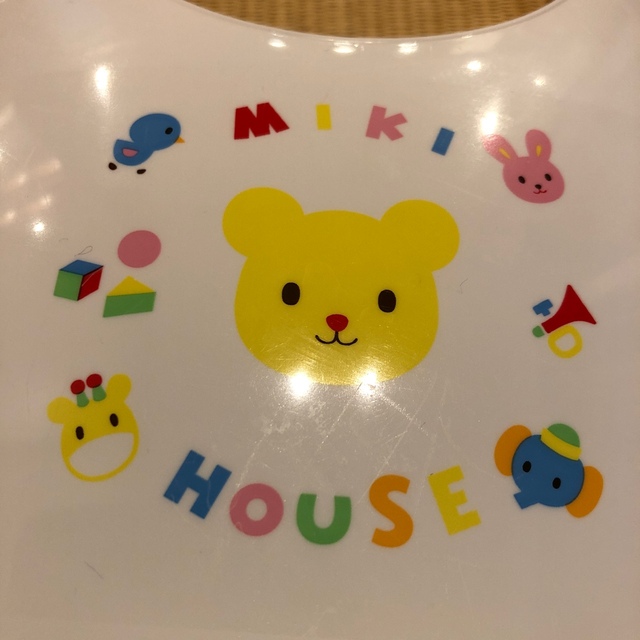 mikihouse(ミキハウス)の【新品+中古2枚セット】お食事エプロン　女の子♡ キッズ/ベビー/マタニティの授乳/お食事用品(お食事エプロン)の商品写真