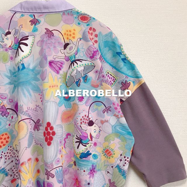 ALBEROBELLO(アルベロベロ)の【ALBEROBELLO】アルベロベロ オリジングラフィック総柄 ビックシャツ レディースのトップス(シャツ/ブラウス(半袖/袖なし))の商品写真