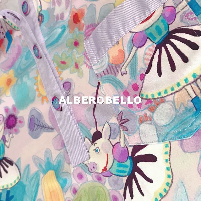 ALBEROBELLO(アルベロベロ)の【ALBEROBELLO】アルベロベロ オリジングラフィック総柄 ビックシャツ レディースのトップス(シャツ/ブラウス(半袖/袖なし))の商品写真