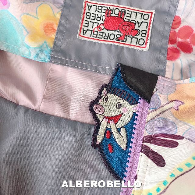 ALBEROBELLO(アルベロベロ)の【ALBEROBELLO】オリジングラフィック総柄 フーディ ウインドブレーカー レディースのジャケット/アウター(ナイロンジャケット)の商品写真