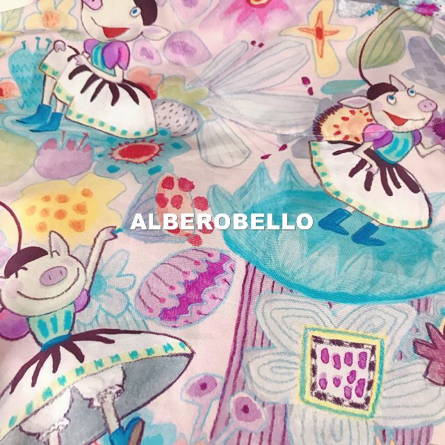 ALBEROBELLO(アルベロベロ)の【ALBEROBELLO】オリジングラフィック総柄 フーディ ウインドブレーカー レディースのジャケット/アウター(ナイロンジャケット)の商品写真