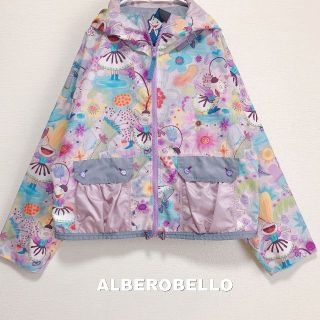 アルベロベロ(ALBEROBELLO)の【ALBEROBELLO】オリジングラフィック総柄 フーディ ウインドブレーカー(ナイロンジャケット)