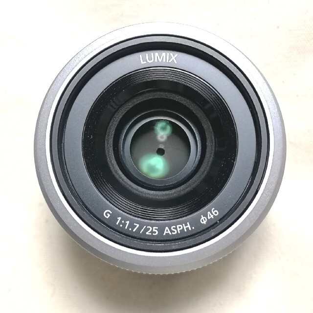 Panasonic(パナソニック)のLUMIXレンズ G 25mm / F1.7（H-H025S）シルバー 美品 スマホ/家電/カメラのカメラ(レンズ(単焦点))の商品写真