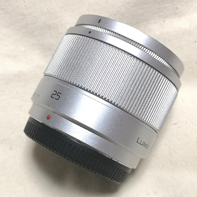 Panasonic(パナソニック)のLUMIXレンズ G 25mm / F1.7（H-H025S）シルバー 美品 スマホ/家電/カメラのカメラ(レンズ(単焦点))の商品写真