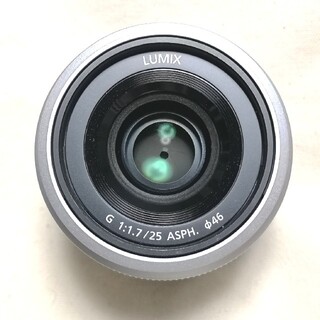 パナソニック(Panasonic)のLUMIXレンズ G 25mm / F1.7（H-H025S）シルバー 美品(レンズ(単焦点))