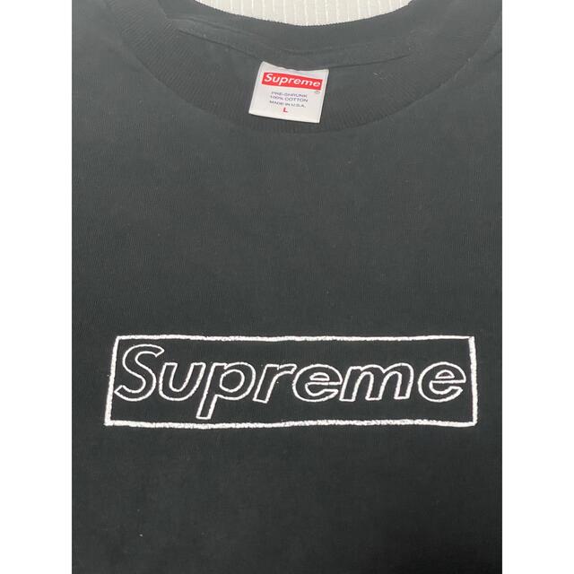 Supreme(シュプリーム)のSupreme KAWS Chalk Logo Tee L メンズのトップス(Tシャツ/カットソー(半袖/袖なし))の商品写真