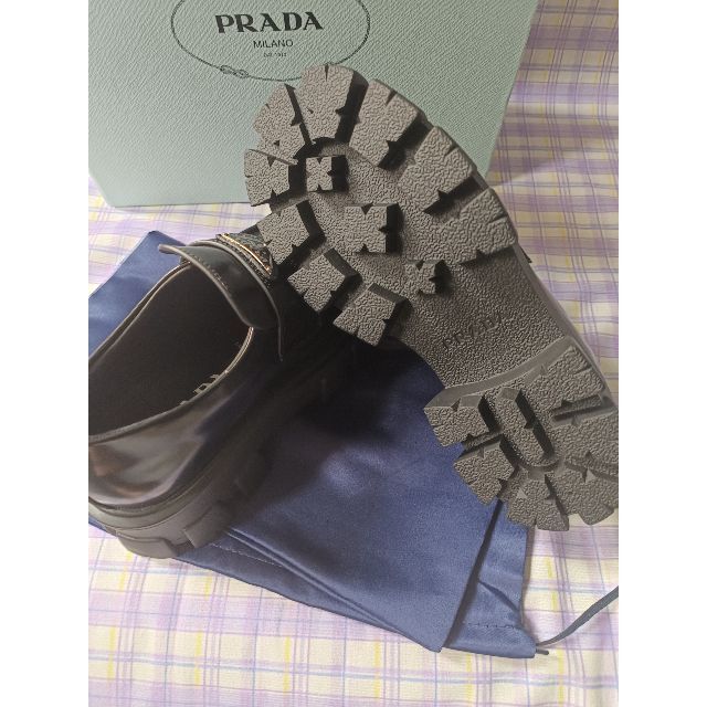 PRADA(プラダ)の値下げ！PRADA モノリスブラッシュドレザーローファー 37 新品未使用 レディースの靴/シューズ(ローファー/革靴)の商品写真