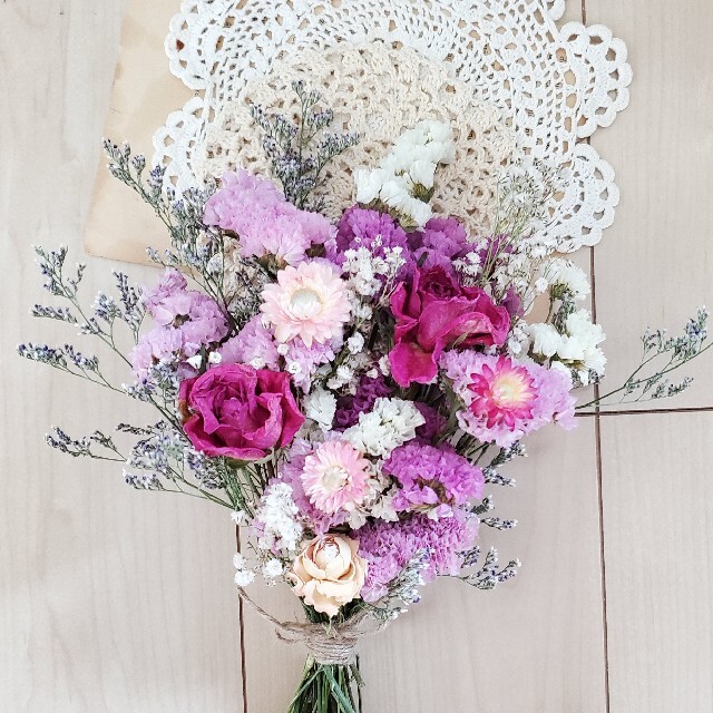バラとと彩り小花のピンク系ドライフラワースワッグ 花束 ブーケ ハンドメイドのフラワー/ガーデン(ドライフラワー)の商品写真