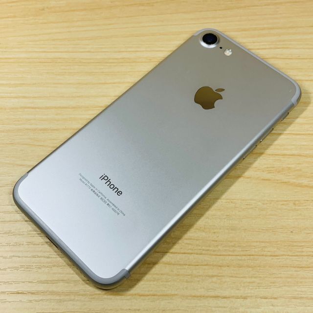 Apple(アップル)のP33 iPhone7 32GB SIMフリー スマホ/家電/カメラのスマートフォン/携帯電話(スマートフォン本体)の商品写真