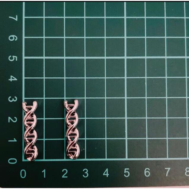 [1378] 遺伝子　DNA   らせん　チャ－ム　４個セット ハンドメイドの素材/材料(各種パーツ)の商品写真