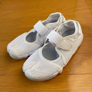 ナイキ(NIKE)のNIKE ナイキ　エアリフト　ホワイト　24㎝(サンダル)